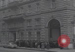 Standbild Flüchtlinge der ungarischen Revolution Wien Österreich, 1956, aus Sekunde 6 historischem Filmmaterial Videoclip 65675079684