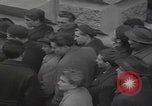 Standbild Flüchtlinge der ungarischen Revolution Wien Österreich, 1956, aus Sekunde 11 historischem Filmmaterial Videoclip 65675079684