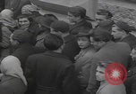 Standbild Flüchtlinge der ungarischen Revolution Wien Österreich, 1956, aus Sekunde 12 historischem Filmmaterial Videoclip 65675079684