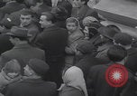 Standbild Flüchtlinge der ungarischen Revolution Wien Österreich, 1956, aus Sekunde 14 historischem Filmmaterial Videoclip 65675079684