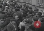 Standbild Flüchtlinge der ungarischen Revolution Wien Österreich, 1956, aus Sekunde 18 historischem Filmmaterial Videoclip 65675079684