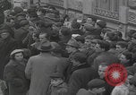 Standbild Flüchtlinge der ungarischen Revolution Wien Österreich, 1956, aus Sekunde 21 historischem Filmmaterial Videoclip 65675079684