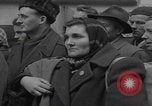 Standbild Flüchtlinge der ungarischen Revolution Wien Österreich, 1956, aus Sekunde 23 historischem Filmmaterial Videoclip 65675079684