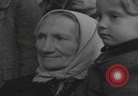 Standbild Flüchtlinge der ungarischen Revolution Wien Österreich, 1956, aus Sekunde 28 historischem Filmmaterial Videoclip 65675079684