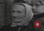 Standbild Flüchtlinge der ungarischen Revolution Wien Österreich, 1956, aus Sekunde 29 historischem Filmmaterial Videoclip 65675079684