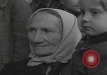 Standbild Flüchtlinge der ungarischen Revolution Wien Österreich, 1956, aus Sekunde 30 historischem Filmmaterial Videoclip 65675079684
