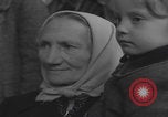 Standbild Flüchtlinge der ungarischen Revolution Wien Österreich, 1956, aus Sekunde 31 historischem Filmmaterial Videoclip 65675079684