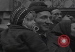 Standbild Flüchtlinge der ungarischen Revolution Wien Österreich, 1956, aus Sekunde 32 historischem Filmmaterial Videoclip 65675079684