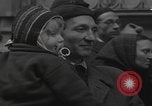 Standbild Flüchtlinge der ungarischen Revolution Wien Österreich, 1956, aus Sekunde 34 historischem Filmmaterial Videoclip 65675079684