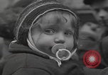 Standbild Flüchtlinge der ungarischen Revolution Wien Österreich, 1956, aus Sekunde 35 historischem Filmmaterial Videoclip 65675079684