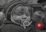 Standbild Flüchtlinge der ungarischen Revolution Wien Österreich, 1956, aus Sekunde 37 historischem Filmmaterial Videoclip 65675079684