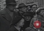 Standbild Flüchtlinge der ungarischen Revolution Wien Österreich, 1956, aus Sekunde 41 historischem Filmmaterial Videoclip 65675079684