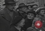 Standbild Flüchtlinge der ungarischen Revolution Wien Österreich, 1956, aus Sekunde 43 historischem Filmmaterial Videoclip 65675079684