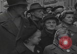 Standbild Flüchtlinge der ungarischen Revolution Wien Österreich, 1956, aus Sekunde 44 historischem Filmmaterial Videoclip 65675079684