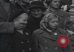 Standbild Flüchtlinge der ungarischen Revolution Wien Österreich, 1956, aus Sekunde 47 historischem Filmmaterial Videoclip 65675079684