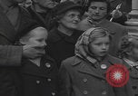 Standbild Flüchtlinge der ungarischen Revolution Wien Österreich, 1956, aus Sekunde 48 historischem Filmmaterial Videoclip 65675079684