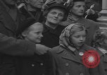 Standbild Flüchtlinge der ungarischen Revolution Wien Österreich, 1956, aus Sekunde 49 historischem Filmmaterial Videoclip 65675079684
