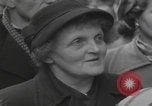 Standbild Flüchtlinge der ungarischen Revolution Wien Österreich, 1956, aus Sekunde 53 historischem Filmmaterial Videoclip 65675079684