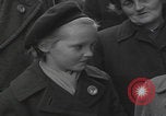 Standbild Flüchtlinge der ungarischen Revolution Wien Österreich, 1956, aus Sekunde 54 historischem Filmmaterial Videoclip 65675079684