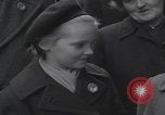 Standbild Flüchtlinge der ungarischen Revolution Wien Österreich, 1956, aus Sekunde 55 historischem Filmmaterial Videoclip 65675079684