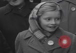 Standbild Flüchtlinge der ungarischen Revolution Wien Österreich, 1956, aus Sekunde 58 historischem Filmmaterial Videoclip 65675079684