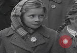 Standbild Flüchtlinge der ungarischen Revolution Wien Österreich, 1956, aus Sekunde 59 historischem Filmmaterial Videoclip 65675079684