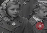 Standbild Flüchtlinge der ungarischen Revolution Wien Österreich, 1956, aus Sekunde 60 historischem Filmmaterial Videoclip 65675079684