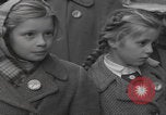 Standbild Flüchtlinge der ungarischen Revolution Wien Österreich, 1956, aus Sekunde 61 historischem Filmmaterial Videoclip 65675079684