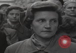 Standbild Flüchtlinge der ungarischen Revolution Wien Österreich, 1956, aus Sekunde 62 historischem Filmmaterial Videoclip 65675079684