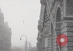 Standbild Ungarische Flüchtlinge interviewten das amerikanische Konsulat Wien Österreich, 1956, aus Sekunde 1 historischem Filmmaterial Videoclip 65675079685