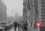 Standbild Ungarische Flüchtlinge interviewten das amerikanische Konsulat Wien Österreich, 1956, aus Sekunde 3 historischem Filmmaterial Videoclip 65675079685