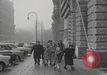 Standbild Ungarische Flüchtlinge interviewten das amerikanische Konsulat Wien Österreich, 1956, aus Sekunde 4 historischem Filmmaterial Videoclip 65675079685