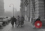 Standbild Ungarische Flüchtlinge interviewten das amerikanische Konsulat Wien Österreich, 1956, aus Sekunde 5 historischem Filmmaterial Videoclip 65675079685