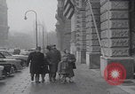Standbild Ungarische Flüchtlinge interviewten das amerikanische Konsulat Wien Österreich, 1956, aus Sekunde 6 historischem Filmmaterial Videoclip 65675079685