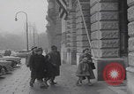 Standbild Ungarische Flüchtlinge interviewten das amerikanische Konsulat Wien Österreich, 1956, aus Sekunde 7 historischem Filmmaterial Videoclip 65675079685