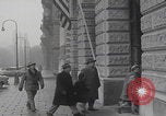 Standbild Ungarische Flüchtlinge interviewten das amerikanische Konsulat Wien Österreich, 1956, aus Sekunde 8 historischem Filmmaterial Videoclip 65675079685