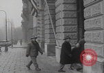 Standbild Ungarische Flüchtlinge interviewten das amerikanische Konsulat Wien Österreich, 1956, aus Sekunde 9 historischem Filmmaterial Videoclip 65675079685