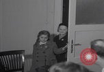 Standbild Ungarische Flüchtlinge interviewten das amerikanische Konsulat Wien Österreich, 1956, aus Sekunde 10 historischem Filmmaterial Videoclip 65675079685