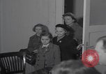 Standbild Ungarische Flüchtlinge interviewten das amerikanische Konsulat Wien Österreich, 1956, aus Sekunde 11 historischem Filmmaterial Videoclip 65675079685