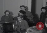 Standbild Ungarische Flüchtlinge interviewten das amerikanische Konsulat Wien Österreich, 1956, aus Sekunde 12 historischem Filmmaterial Videoclip 65675079685