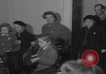 Standbild Ungarische Flüchtlinge interviewten das amerikanische Konsulat Wien Österreich, 1956, aus Sekunde 13 historischem Filmmaterial Videoclip 65675079685