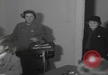 Standbild Ungarische Flüchtlinge interviewten das amerikanische Konsulat Wien Österreich, 1956, aus Sekunde 14 historischem Filmmaterial Videoclip 65675079685