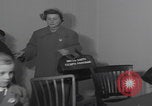 Standbild Ungarische Flüchtlinge interviewten das amerikanische Konsulat Wien Österreich, 1956, aus Sekunde 15 historischem Filmmaterial Videoclip 65675079685