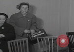 Standbild Ungarische Flüchtlinge interviewten das amerikanische Konsulat Wien Österreich, 1956, aus Sekunde 16 historischem Filmmaterial Videoclip 65675079685