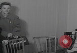 Standbild Ungarische Flüchtlinge interviewten das amerikanische Konsulat Wien Österreich, 1956, aus Sekunde 17 historischem Filmmaterial Videoclip 65675079685