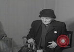 Standbild Ungarische Flüchtlinge interviewten das amerikanische Konsulat Wien Österreich, 1956, aus Sekunde 18 historischem Filmmaterial Videoclip 65675079685