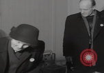Standbild Ungarische Flüchtlinge interviewten das amerikanische Konsulat Wien Österreich, 1956, aus Sekunde 19 historischem Filmmaterial Videoclip 65675079685