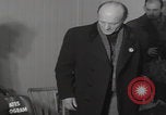 Standbild Ungarische Flüchtlinge interviewten das amerikanische Konsulat Wien Österreich, 1956, aus Sekunde 20 historischem Filmmaterial Videoclip 65675079685
