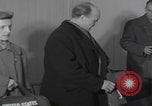 Standbild Ungarische Flüchtlinge interviewten das amerikanische Konsulat Wien Österreich, 1956, aus Sekunde 21 historischem Filmmaterial Videoclip 65675079685