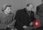 Standbild Ungarische Flüchtlinge interviewten das amerikanische Konsulat Wien Österreich, 1956, aus Sekunde 22 historischem Filmmaterial Videoclip 65675079685